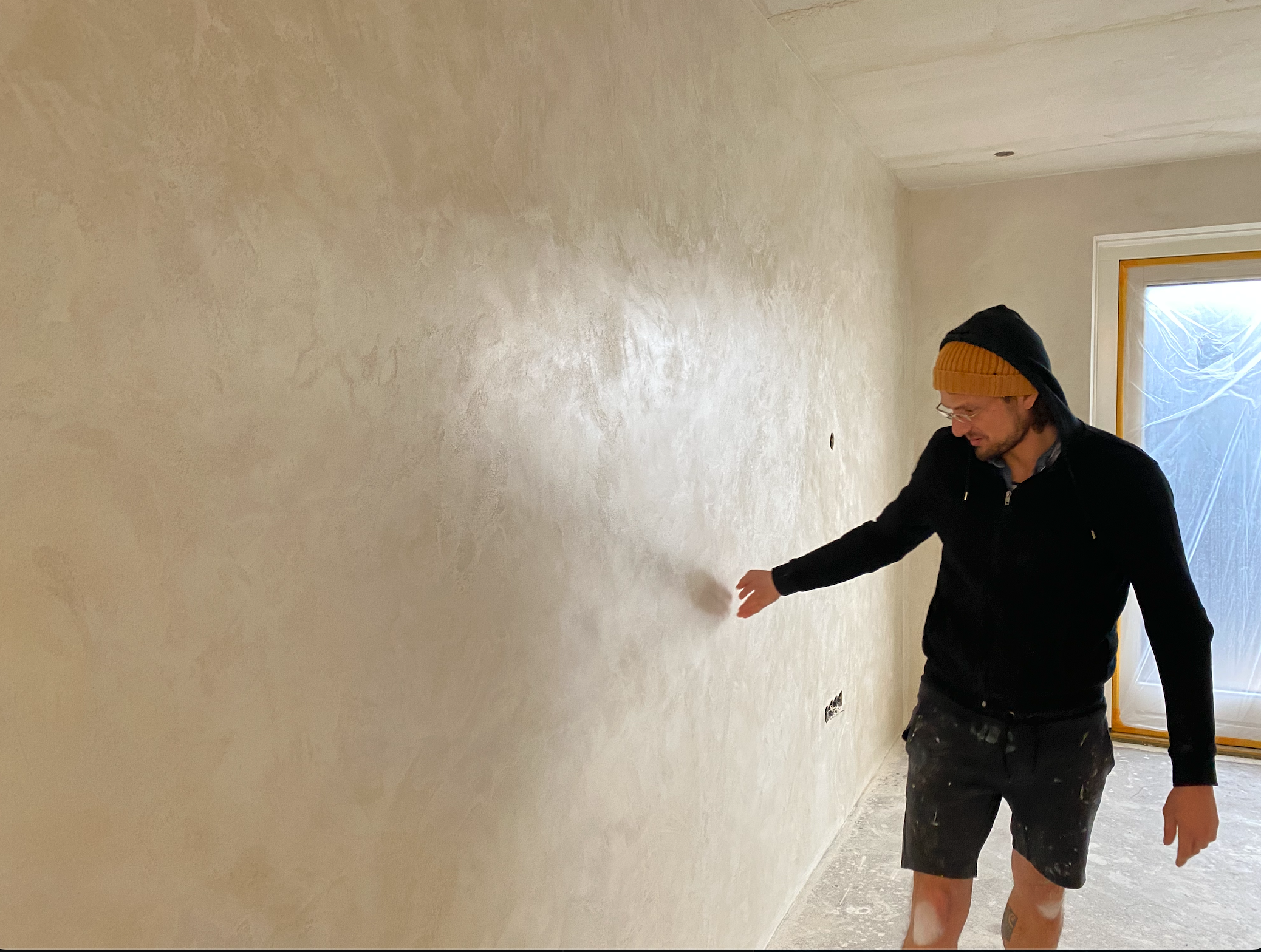 Erik de Graaf bewerkt de muur op locatie