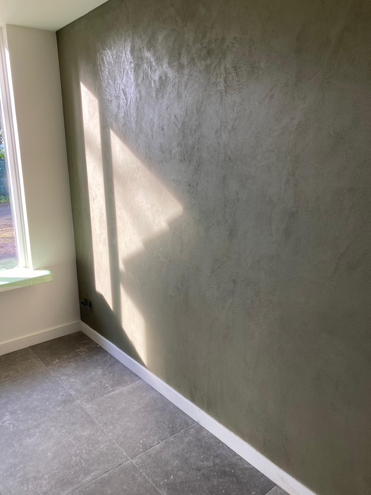 Microcement wall with natural light