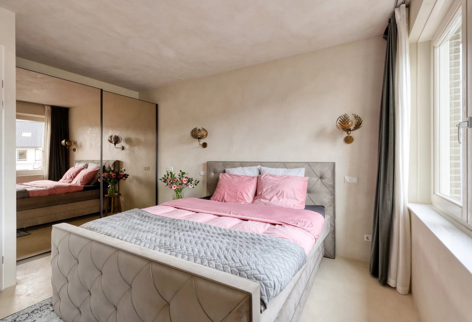 Master bedroom in warm beige microcement
