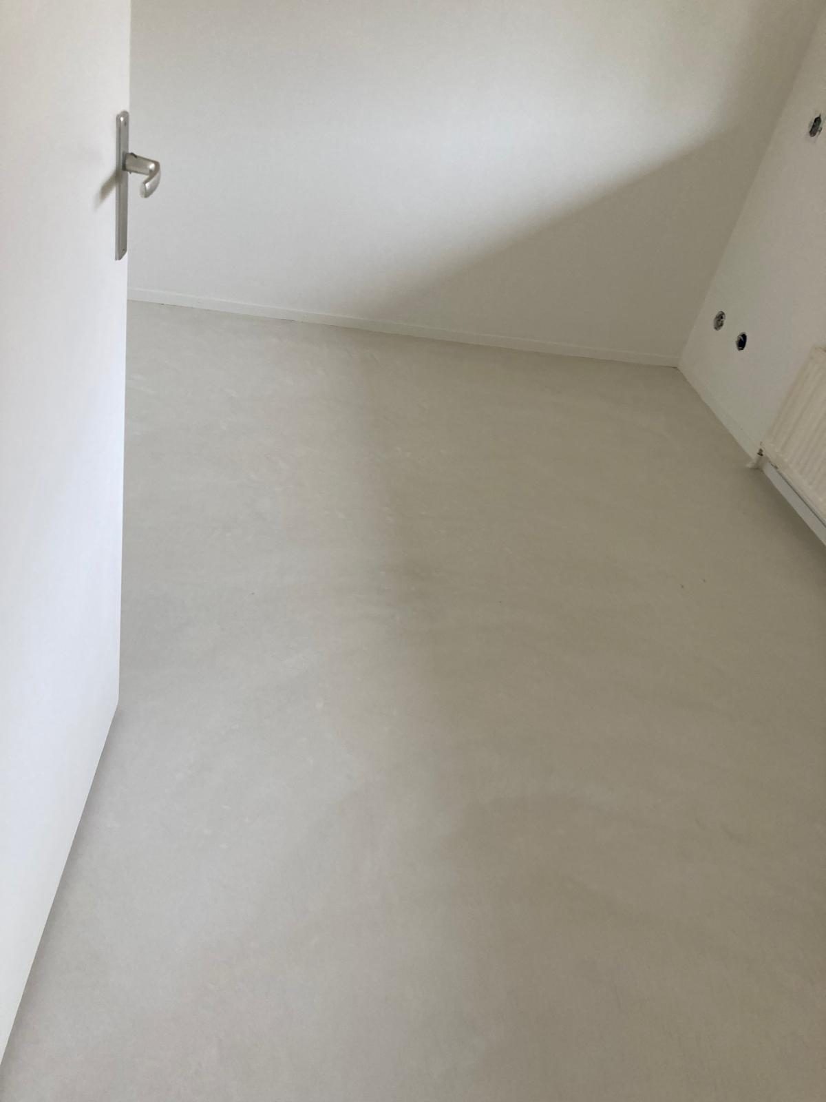 Kitchen sink with beige microcement wall