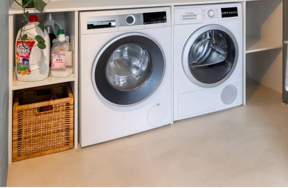 Utility area in continuous microcement