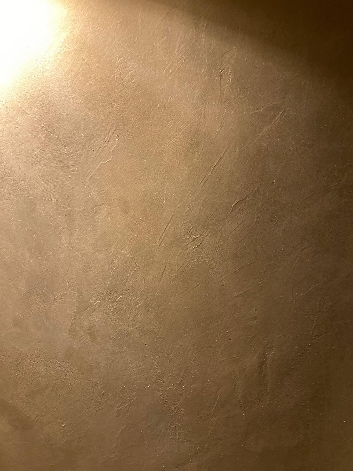 Bronze metallic plaster wall in application